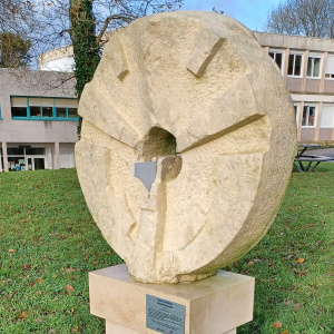 La sculpture issue du 1 % artistique du collège de Anne BOISECQ vient d'être réinstallée après sa restauration.